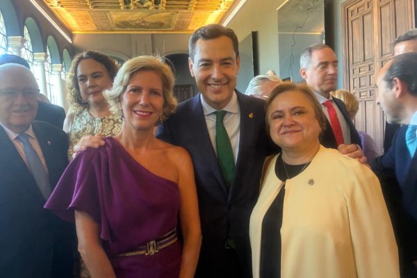 María Jesús Gallardo asiste a la toma de posesión del presidente de la Junta de Andalucía